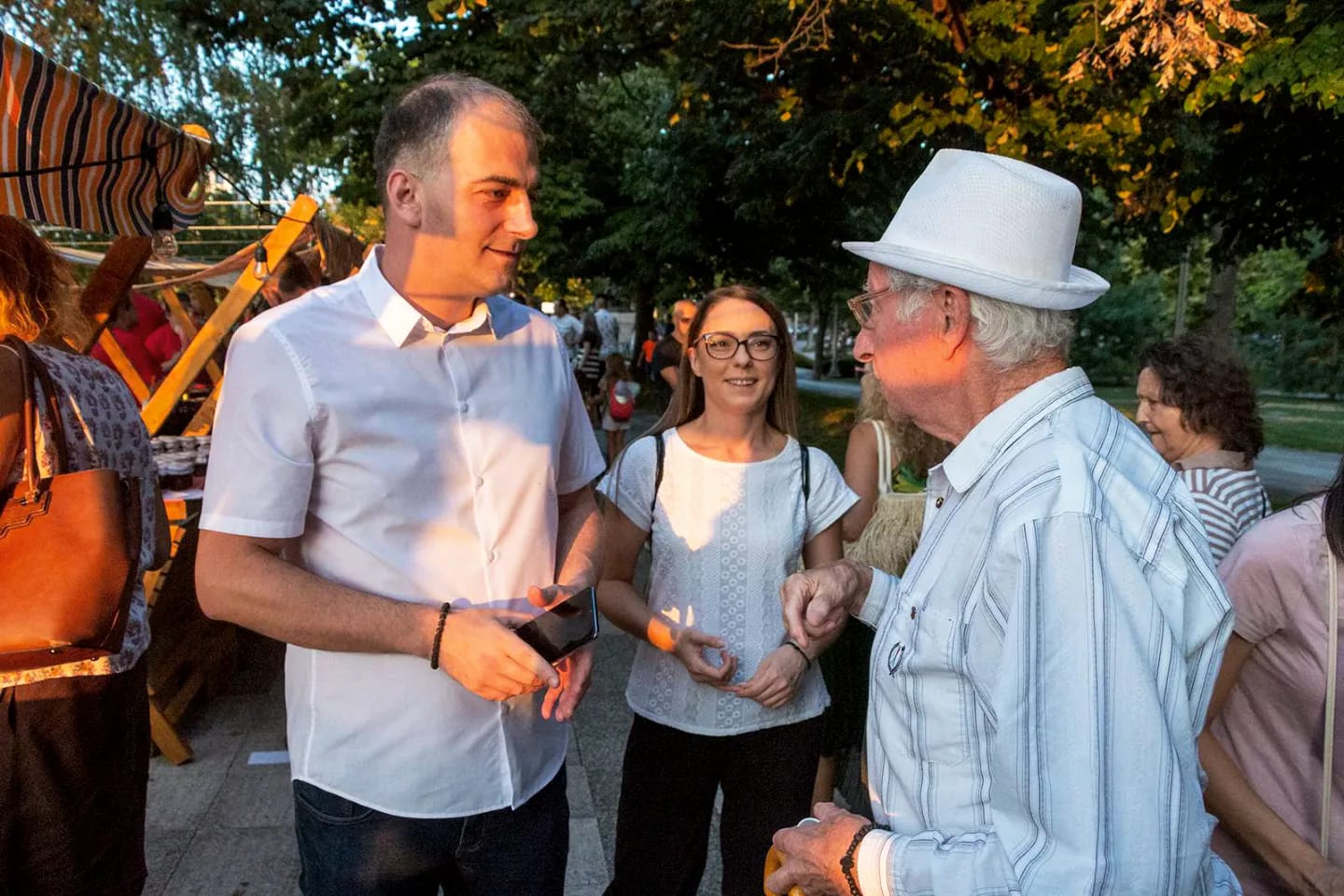 Mladen Đurić u razgovoru sa posetiocem sajma