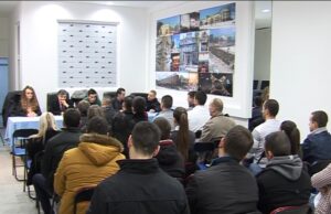 Niška omladina SNS organizovala tribinu o HIVu