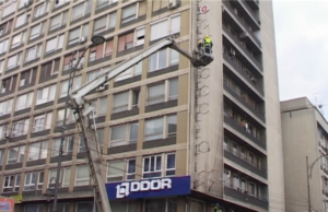 Uklonjen deo reklame sa zgrade u centru