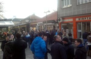 Obustavljena akcija uklanjanja tendi, nadstrešnica i podijuma