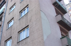 Fasada zgrade na Crvenom pevcu opasnost po prolaznike