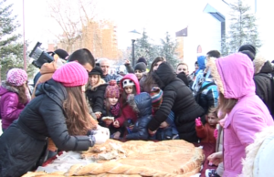 Tradicionalno lomljenje česnice u Parku Svetog Save