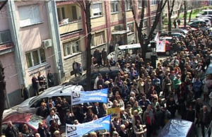 Niški prosvetari protestovali ispred Školske uprave