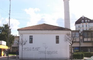 Grafitom oskrnavljena džamija