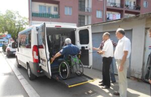 Kombi vozilo Gradske opštine Medijana za prevoz invalida