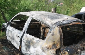 Zapalio devet vozila u očevom servisu, pa hteo da pobije porodicu