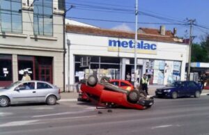 Opel na krovu posle sudara sa taksijem