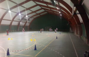 Trka na rolerima u balon sali u Niškoj Banji