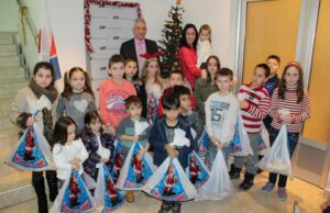 Narodna poslanica Jelena Žarić Kovačević podelila paketiće deci ratnih vojnih invalida