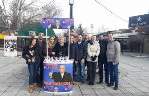 Jedinstvena Srbija čestitala Novu godinu slatkim paketićima