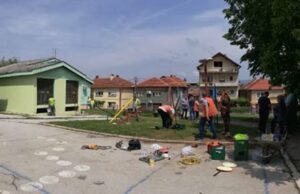 Aktivisti SNS-a uređivali dvorište vrtića „Pepeljuga“