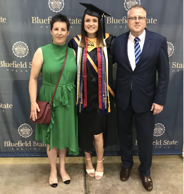 Jelena u društvu porodice tokom diplomiranja