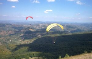 Paraglajdisti na poletištu iznad Oreovca