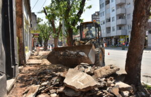 POČELA REKONSTRUKCIJA TROTOARA U VOŽDOVOJ ULICI