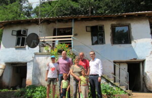 Srpski humanitarac Jovan Milić i njegovi prijatelji pomogli petočlanu porodicu i apeluju: „Molimo Vas pomozite ovoj porodici! Oni su gladni, oni su odsečeni od sveta! Žive sa zmijama i bubama“