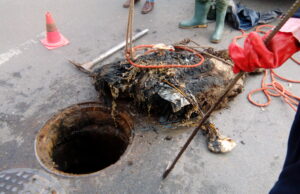 ZBOG VELIKIH ZAPUŠENJA U KANALIZACIONOJ MREŽI  APELUJEMO DA“ŠAHTE NISU KANTE“