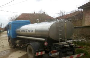 AUTOCISTERNA SA PIJAĆOM VODOM SNABDEVA SELO DONJE VLASE