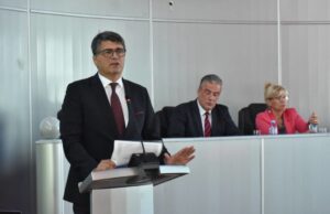 GRADONAČELNIK PODNEO IZVEŠTAJ O SVOM I RADU GRADSKOG VEĆA PRED ODBORNICIMA GRADSKOG PARLAMENTA