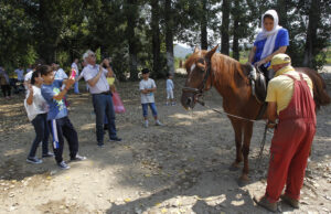 Migrantske porodice posetile Konjički klub „Čegar“ u Niškoj Banji