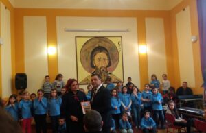 NEBOJŠA KOCIĆ PREDSEDNIK GO MEDIJANA URUČIO DONACIJU OŠ “RADOJE DOMANOVIĆ”