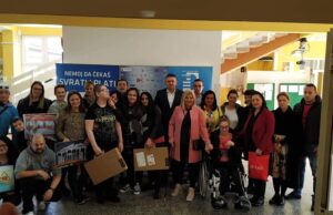 „Čepom do osmeha“ – Dva specijalna lap topa uručena školi „Bubanj“ za pomoć deci sa smetnjama u razvoju