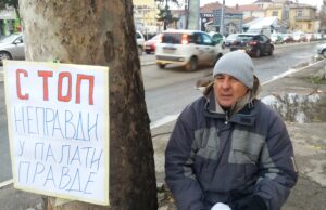 Profesor istorije Živadin Disić koji je štrajkovao glađu zbog sudske takse i izgubljenog spora prekinuo štrajk jer ipak ima pravo na žalbu