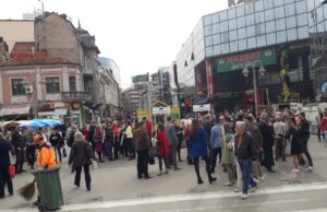 SNS delio damama cveće za 8. mart i poručio da će se boriti da prestane nasilje nad ženama