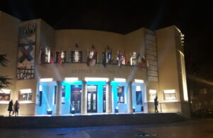 Premijerom “Putujuće pozorište Šopalović” počeo prvi Festival drame i pozorišta belkanskog kulturnog prostora “ Teatar na raskršću”