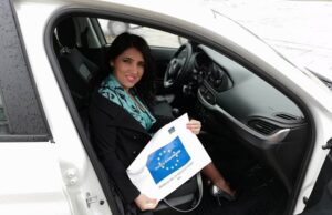 Grad Niš dobio automobil za mobilni tim za inkluziju Roma