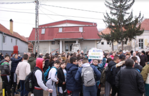 MEŠTANI GABROVCA PROTESTOVALI ZBOG PRIPAJANJA ŠKOLE “BRANKO RADIČEVIĆ” OŠ “SRETEN MLADENOVIĆ MIKA”