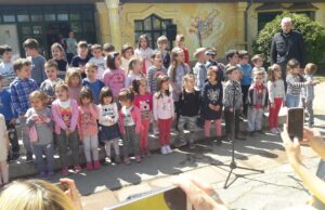 Dečji kulturni centar , JKP Medijana i Zoo planet u druženju sa decom učili ih kako da štite planetu Zemlju , biljke i životinje