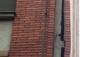 ZBOG MOGUĆEG OBRUŠAVANJA FASADA NA ZGRADI U ULICI NADE TOMIĆ OPASNA ZA PROLAZNIKE