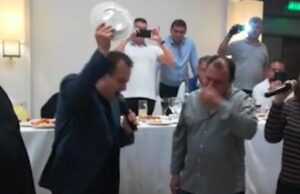 ŠTO DA NE KAŽEM – SME LI MINISTAR DA PEVA?