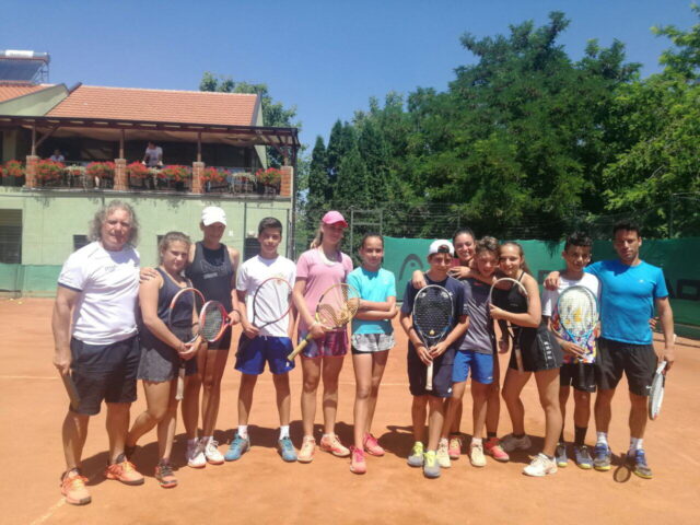 Grupa iz Italije sa teniserima TAŽ-a
