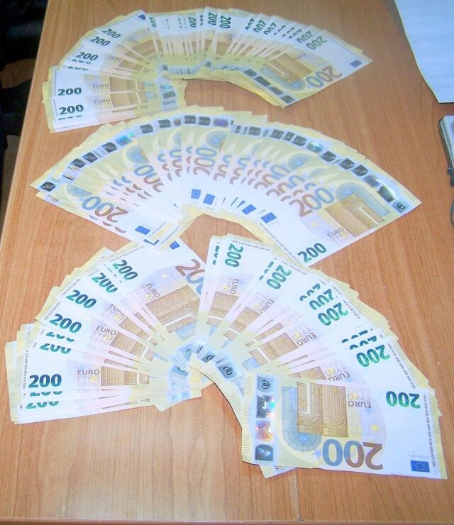 zaplenjene devize pronadjene ispod patosnice