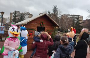 Hodajuća jelka dočekala mališane