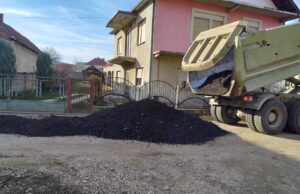 Jedna od problematičnijih ulica u selu Brest dobila grebani asflat