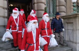 Deda mrazovi delili paketiće u Obrenovićevoj ulici