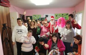 Grupa „Dar od srca“ i Udruženje „RTV Bum 018“ donirali paketiće deci sa sa mentalno-intelektualnim smetnjama i Daunovim sindromom