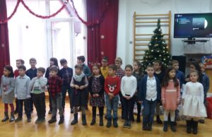 Đaci Oš “Ratko Vukićević“ spremili paketiće i novogodišnju predstavu za ustanovu Mara