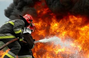 Kamion kod Merošine se prevrnuo pa eksplodirao Vatrogasci