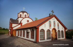 Zajedničko okupljanje u porti crkve Svetog Pantelejmona povodom proslave Badnjeg dana u petak od 17h