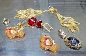 Zlatne ogrlice vredne oko tri miliona dinara u jastuku