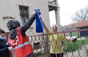 Učenici Pravno-poslovne škole pomažu starijim Nišlijama