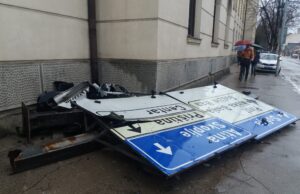 Autobus oborio stub kod suda na vozilo Hitne pomoći