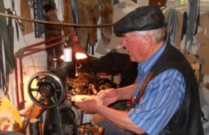 Čedomir Tasić (86) iz Niša marljivo priprema kožuhe i šubare za vreme posle epidemije