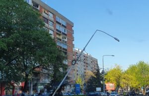 Kamion udario stub na Trgu kralja Aleksandra