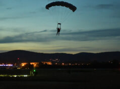 Poginuo mladi pripadnik 63. padobranske brigade prilikom trenažnog skoka u Nišu Padobranci vežba