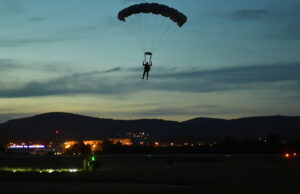 Pripadnici 63. padobranske brigade izveli noćni skok Padobranci vežba