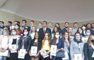 TALENTOVANIM SREDNJOŠKOLCIMA I STUDENTIMA KOJI PRIMAJU GRADSKU STIPENDIJU URUČENE POHVALNICE